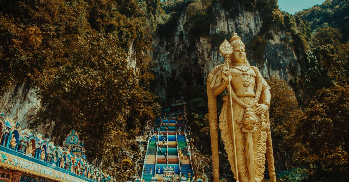 découvrez les batu caves, site hindou emblématique près de kuala lumpur, célèbre pour ses grottes, son escalier coloré et sa statue monumentale.