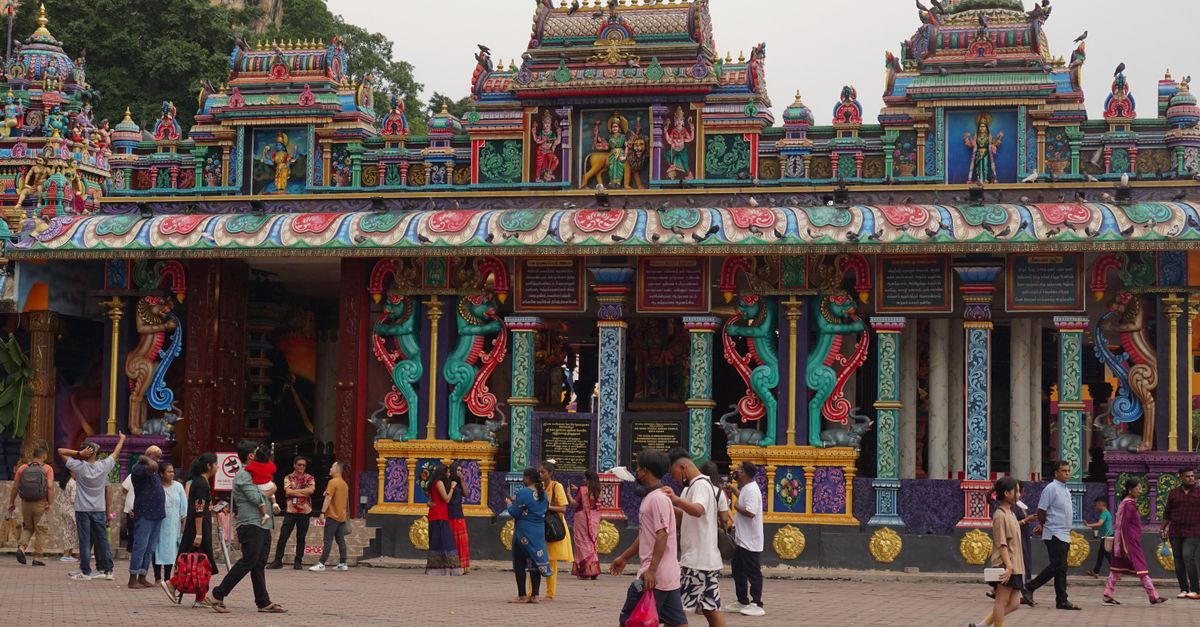 découvrez les batu caves en malaisie : un site spectaculaire de temples hindous, de grottes calcaires et du célèbre escalier coloré de 272 marches.