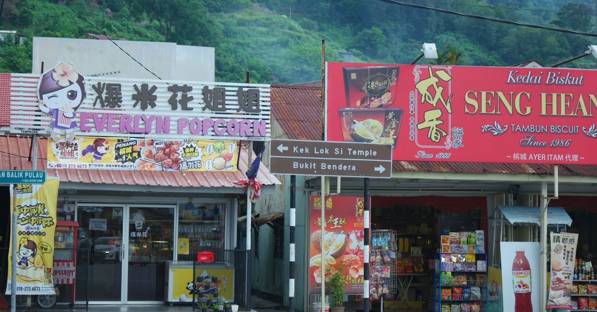 explorez les attractions de george town, à penang : ruelles historiques, street art, temples et cuisine locale vous attendent.