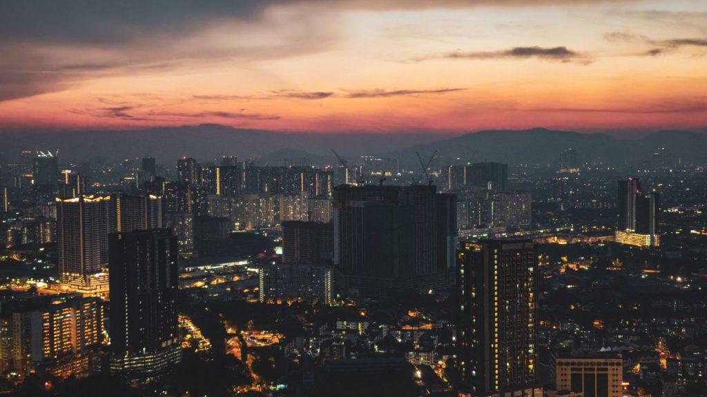 Vue de Kuala Lumpur au crépuscule, ville prisée des télétravailleurs