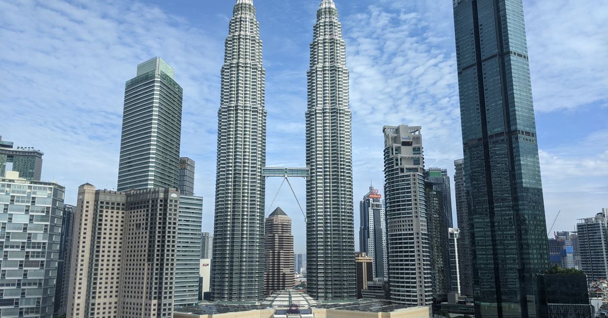 découvrez les petronas twin towers à kuala lumpur et préparez votre visite : consultez les options de billets pour accéder au skybridge et à la plateforme d’observation.