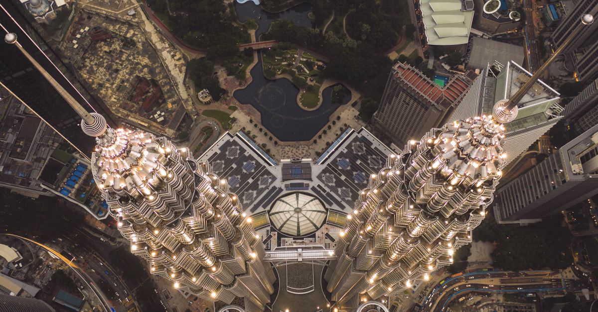 réservez vos billets pour les tours petronas à kuala lumpur et admirez la ville depuis le célèbre pont aérien et la plateforme d’observation.