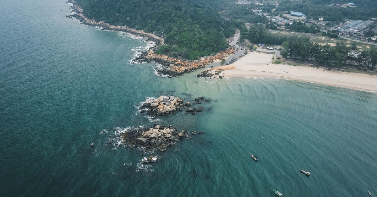 découvrez l’île de tioman : plages paradisiaques, plongée, nature luxuriante et conseils pratiques pour organiser votre voyage en malaisie.