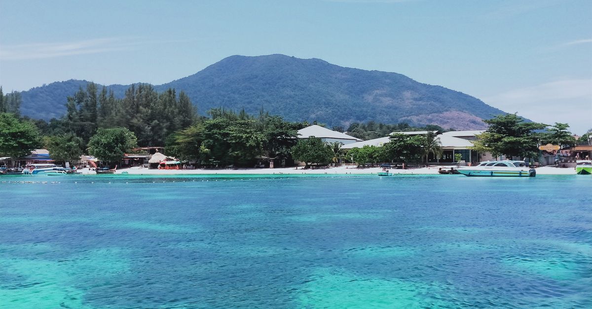 explorez l’île de tioman : plages paradisiaques, plongée, villages, hébergements et conseils pratiques pour organiser votre voyage.