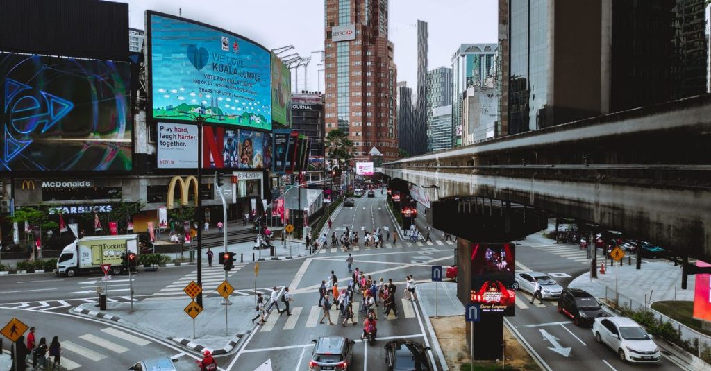 découvrez bukit bintang, le quartier animé de kuala lumpur : shopping, restaurants, marchés et vie nocturne au cœur de la ville.
