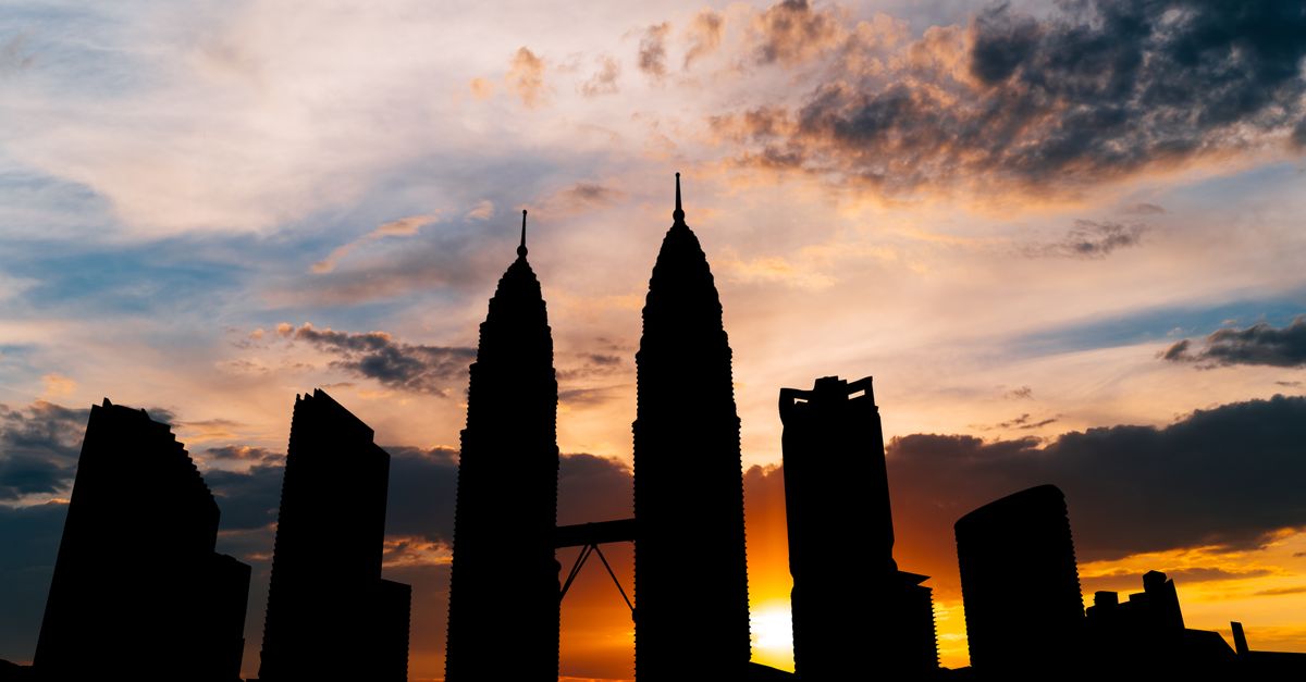 Silhouette des tours Petronas à Kuala Lumpur au coucher du soleil