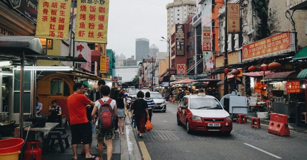 découvrez les meilleures façons de voyager de kuala lumpur à singapour : bus, avion, voiture ou train, avec des conseils pour choisir l’option idéale.