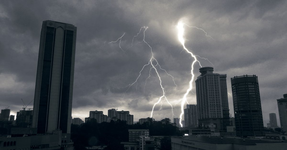 Éclairs dans un ciel d’orage au-dessus d’immeubles de grande hauteur