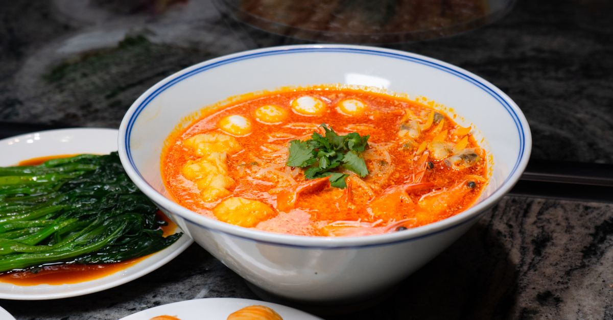 découvrez le laksa, une soupe asiatique parfumée au curry et au lait de coco, garnie de nouilles, d’herbes fraîches et de savoureuses garnitures.