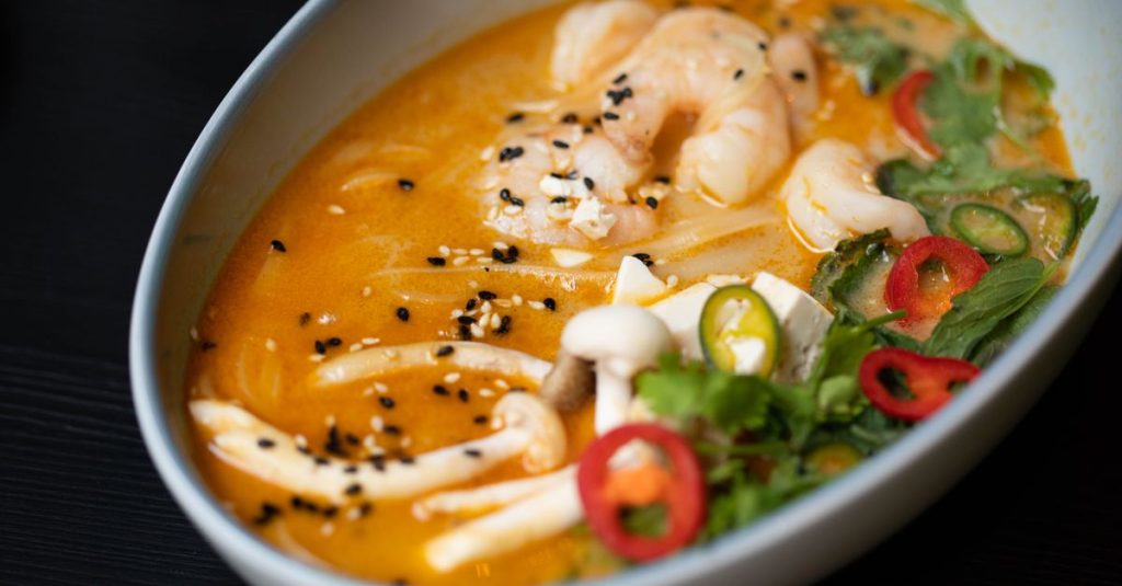 découvrez le laksa, une soupe asiatique parfumée au curry, au lait de coco et aux nouilles, riche en saveurs et en épices.