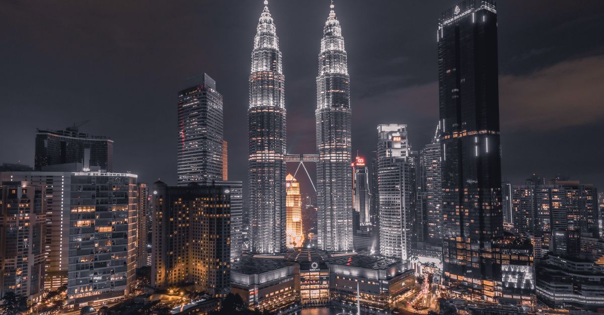 Tours Petronas et gratte-ciel de Kuala Lumpur illuminés la nuit