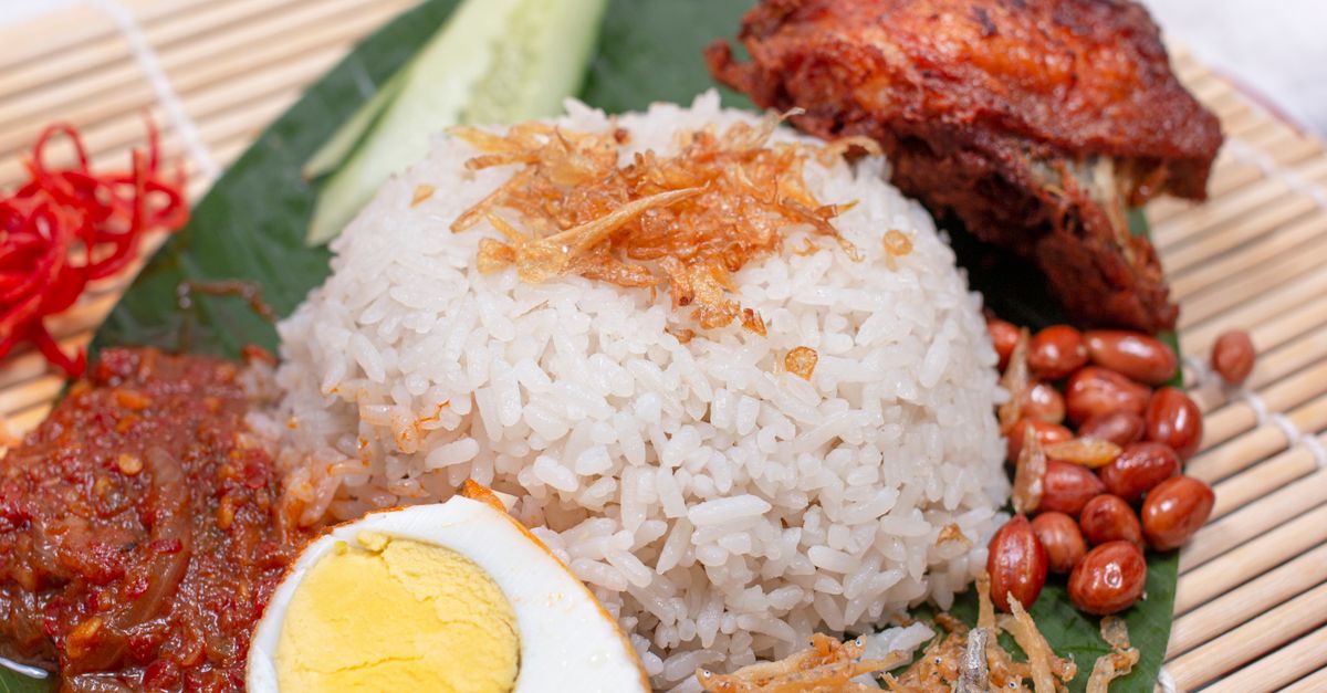 découvrez le nasi lemak, plat emblématique de malaisie à base de riz parfumé au lait de coco, accompagné de sambal et de garnitures savoureuses.