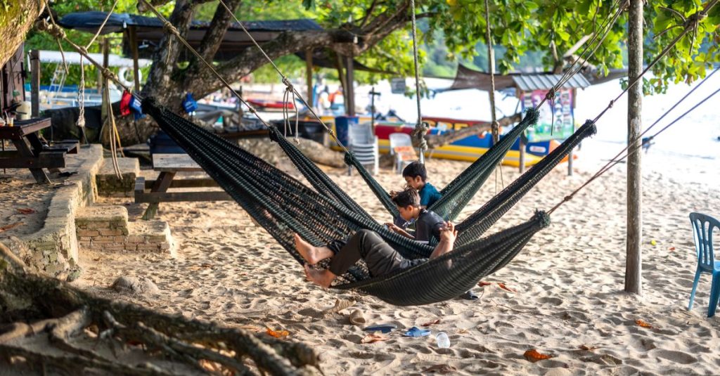 découvrez pangkor island, une île malaisienne aux plages tropicales, aux eaux turquoise et aux paysages propices à la détente et à l’aventure.