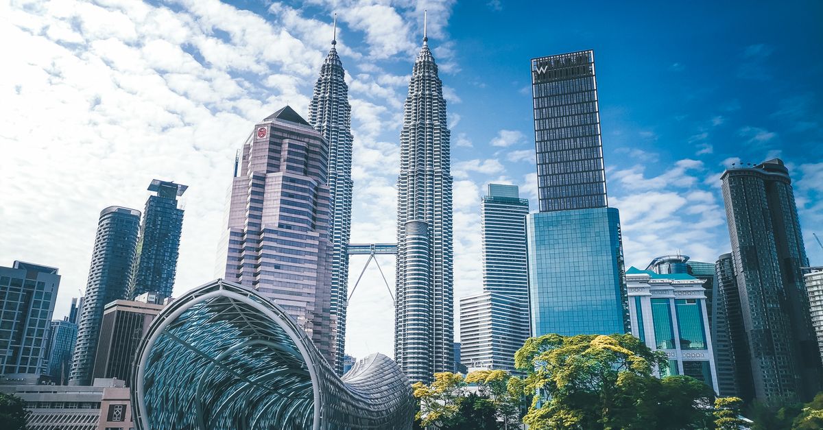 Tours Petronas et gratte-ciel du centre de Kuala Lumpur sous un ciel bleu
