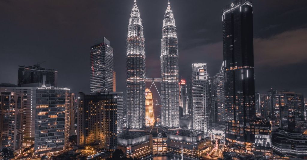 Tours Petronas et gratte-ciel de Kuala Lumpur illuminés la nuit