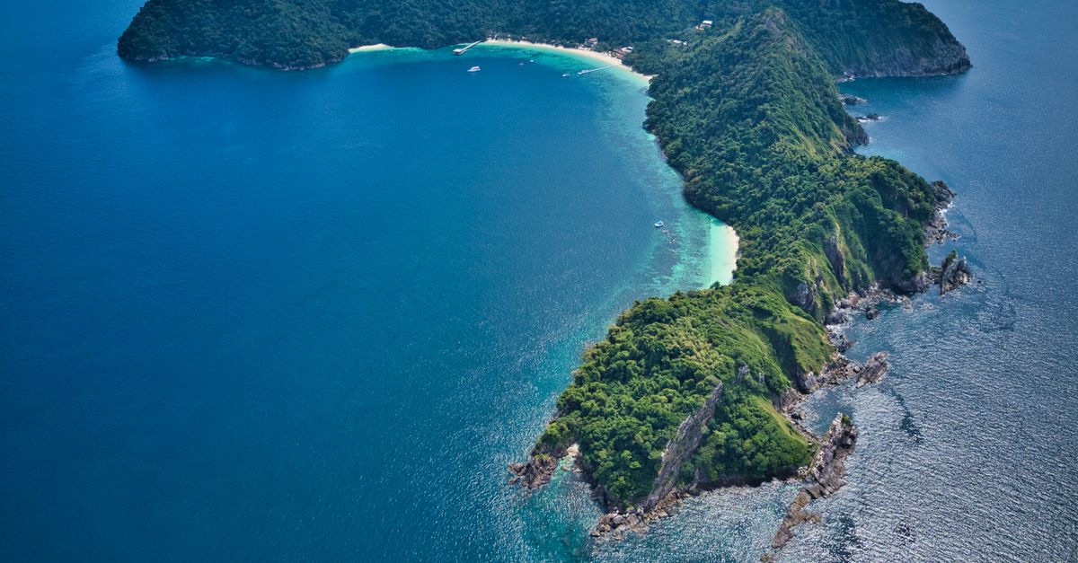 découvrez l’île de redang en malaisie : plages de sable blanc, eaux turquoise et récifs coralliens, un paradis idéal pour la plongée et la détente.