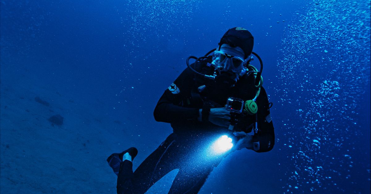 discover diving at Sipadan, its exceptional coral reefs, sea turtles and barracuda schools in a unique setting in Malaysia.