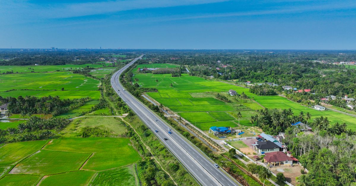 Discover life in Kota Kinabalu, a vibrant city blending nature, culture, and modernity. Explore its beaches, local cuisine, and welcoming atmosphere for a truly unique daily experience.