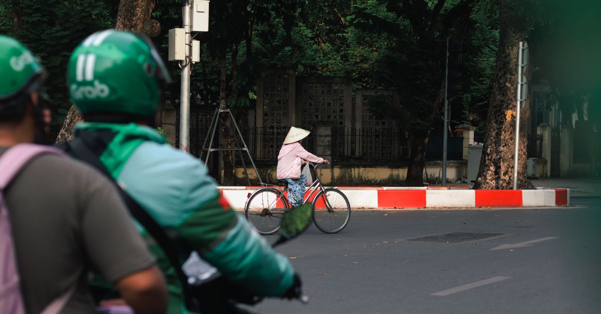 Malaysia’s ride-hailing and taxi market: comparing Grab and traditional taxis