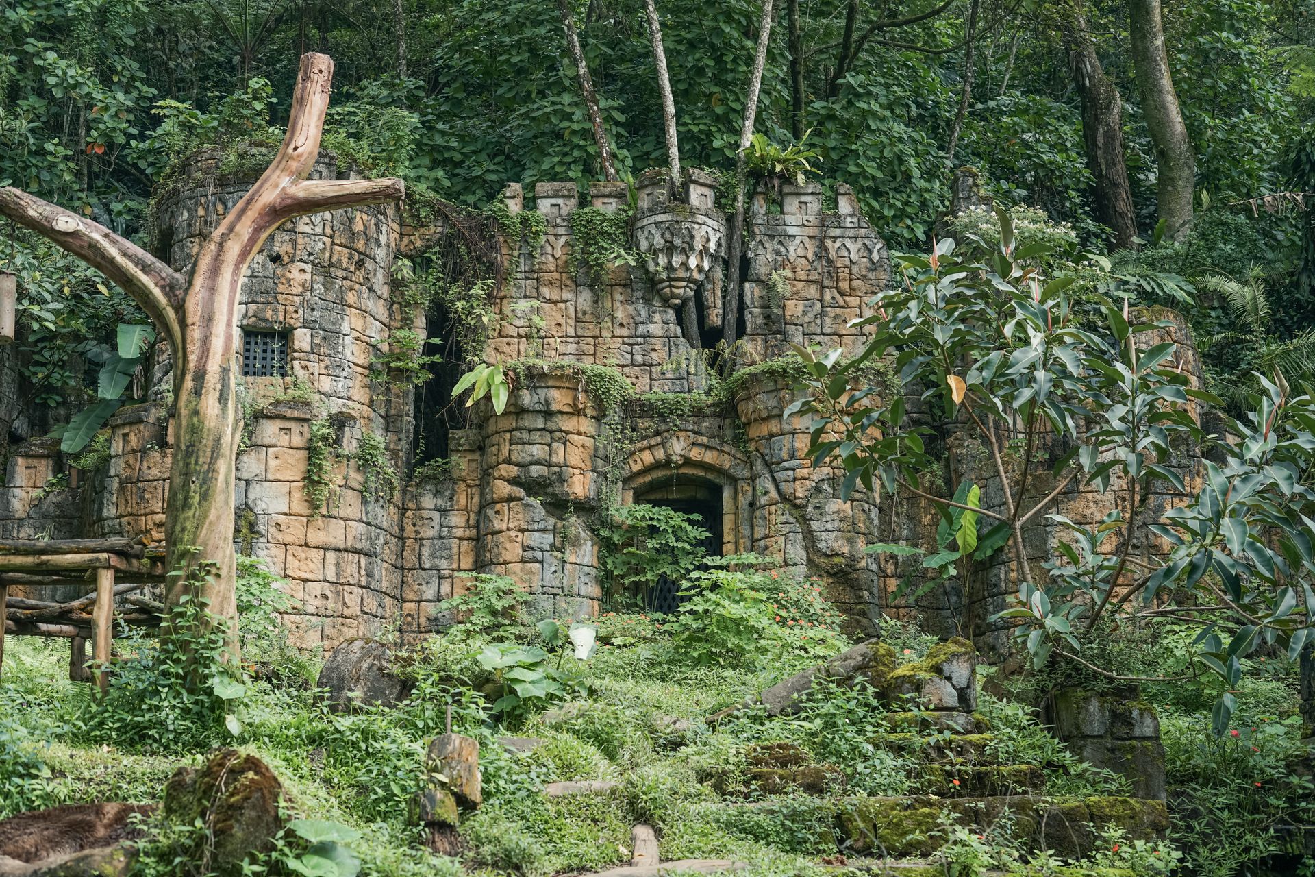 Parc aquatique et attractions du Lost World of Tambun à Ipoh, entouré de collines calcaires