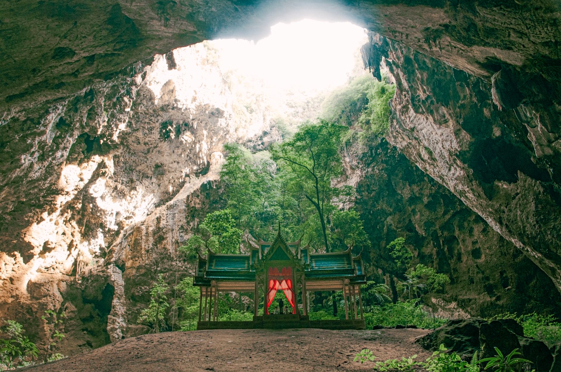 Entrée majestueuse des temples troglodytes de Sam Poh Tong à Ipoh, avec ses statues bouddhistes et ses formations calcaires