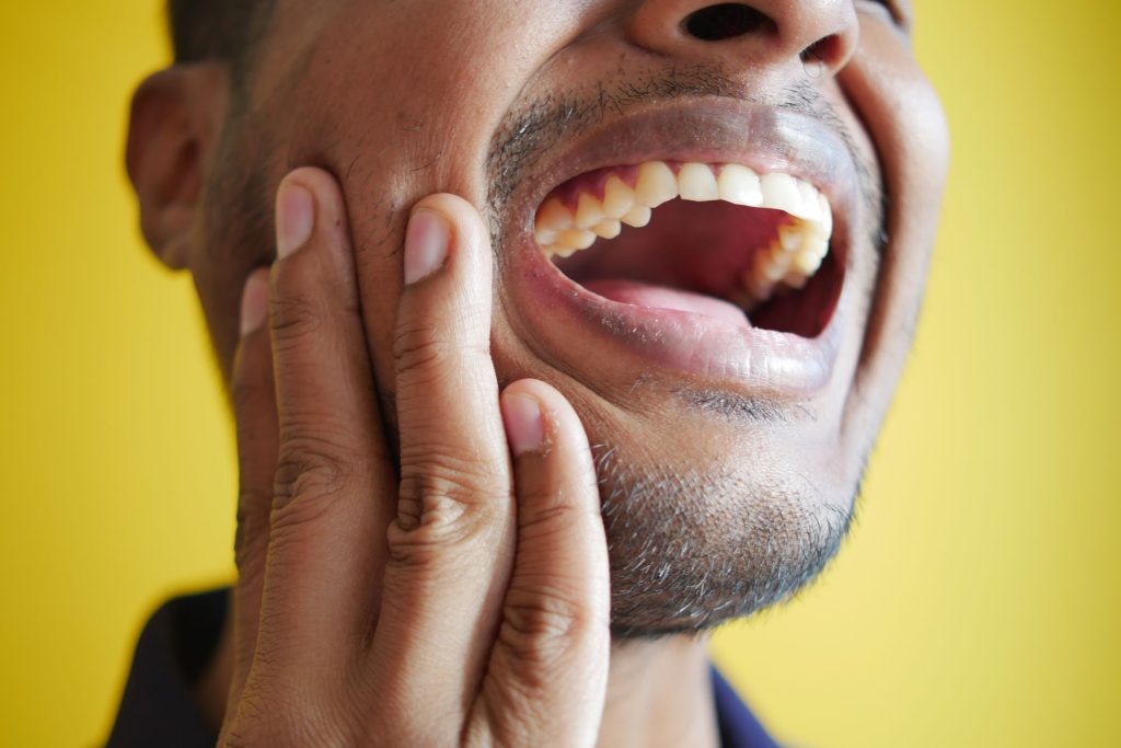 Calculateur de frais dentaires en Malaisie : estimer le coût du détartrage, de la couronne et de l’implant