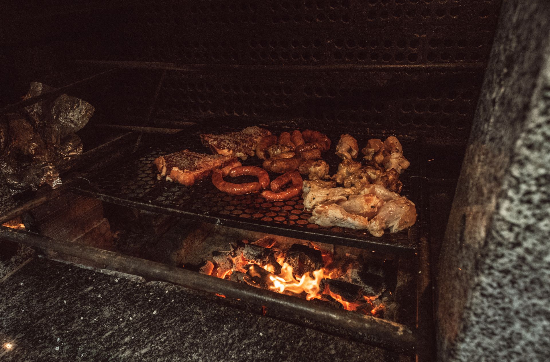 Satay sur le feu