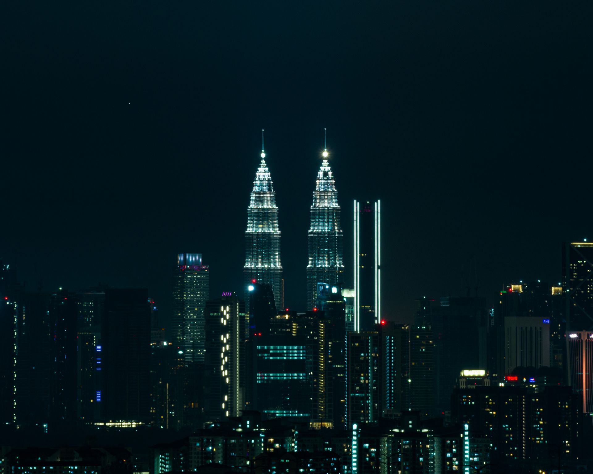 Vue nocturne de Kuala Lumpur avec les tours Petronas illuminées