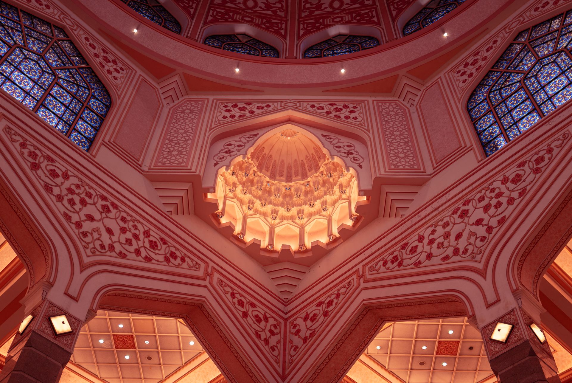 La mosquée Putra, ou mosquée rose, avec son dôme rose et ses minarets élancés se reflétant dans le lac de Putrajaya