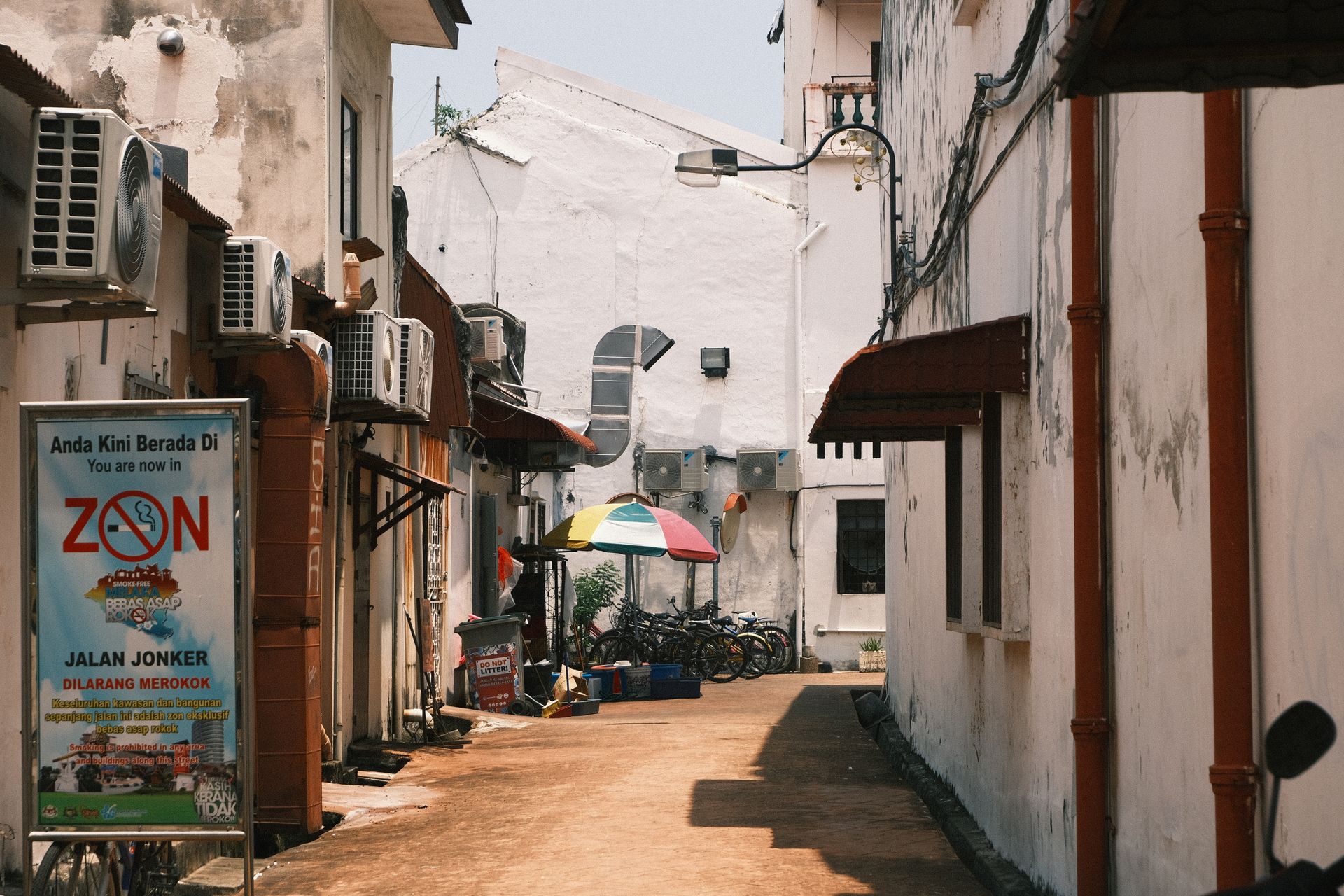 Rue animée de Jonker Street à Malacca, avec ses lanternes rouges, ses échoppes colorées et ses visiteurs flânant sous les enseignes chinoises