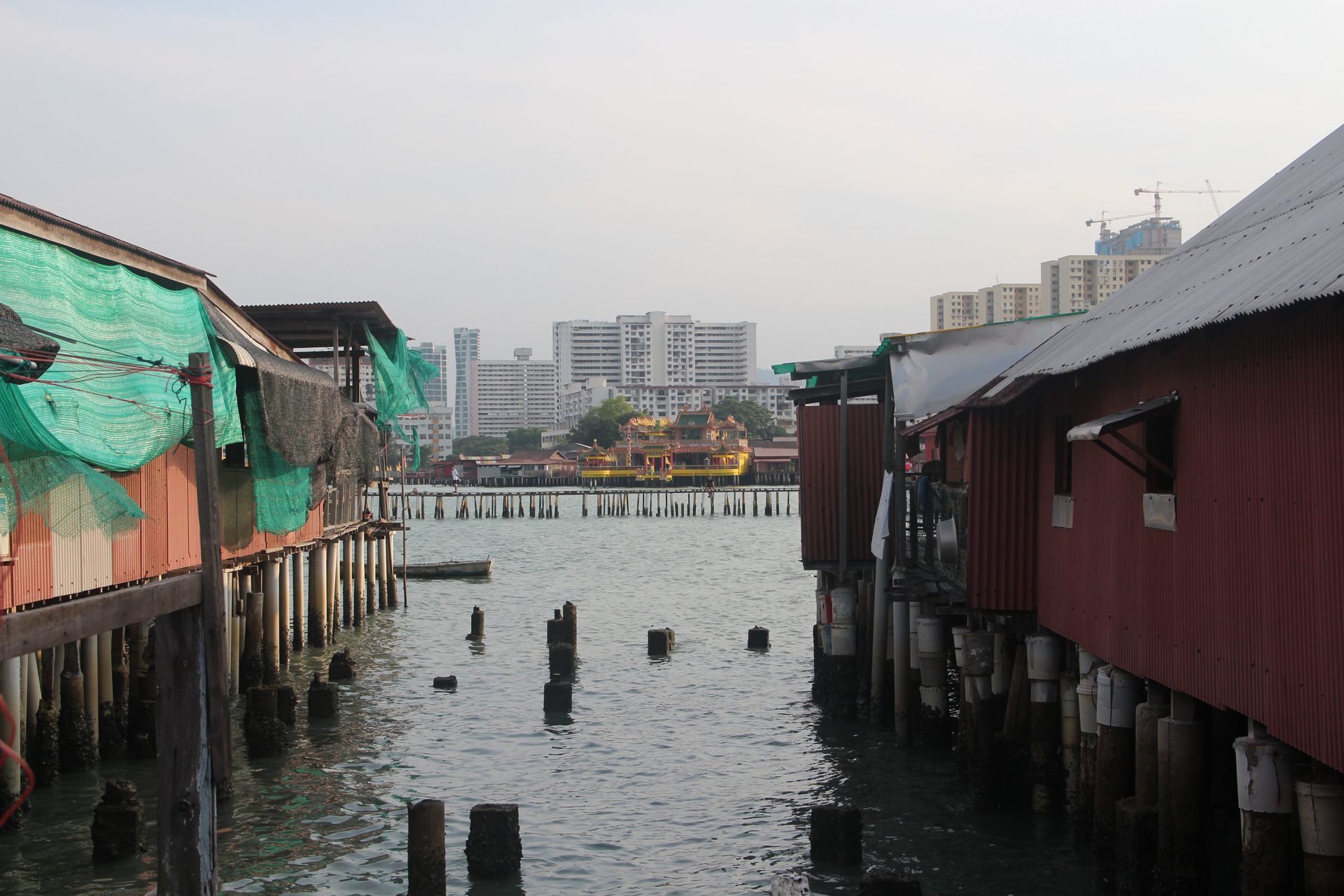 Les Jetées des clans (Clan Jetties) à Penang, avec leurs maisons sur pilotis en bois et leurs pontons s'avançant dans la mer