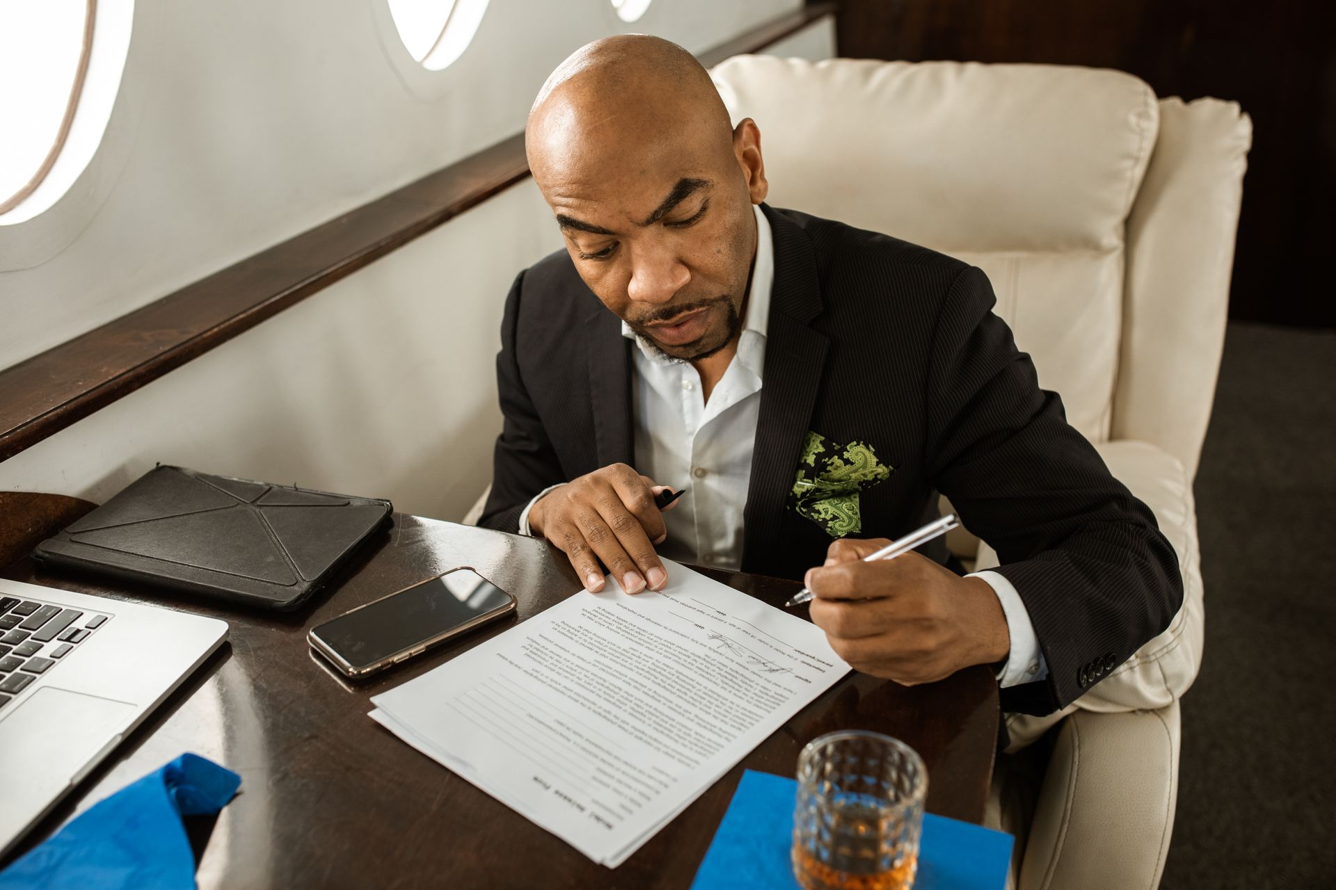 Entrepreneur étranger signant les documents de création d'entreprise en Malaisie