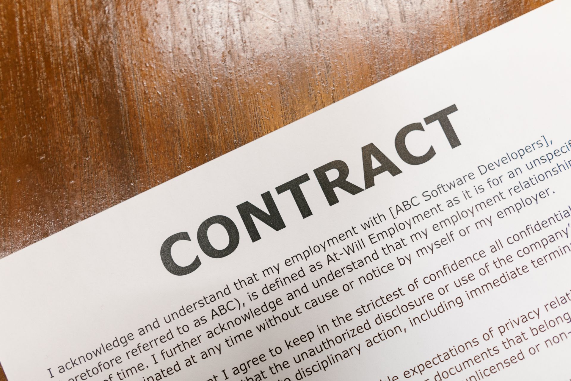 Lecture et signature d'un contrat de travail par un expatrié en Malaisie