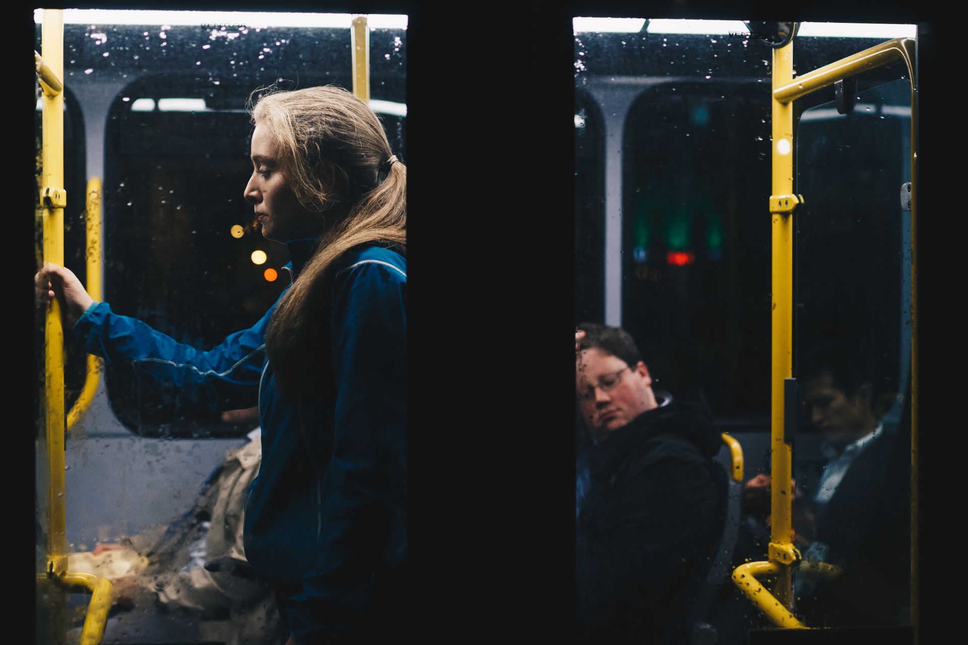 Passagers dans le métro